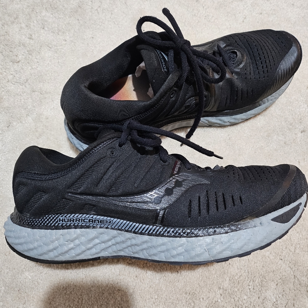 Saucony Hurricane 22 Black and Grey Lightweight Running Shoes women Size 10
